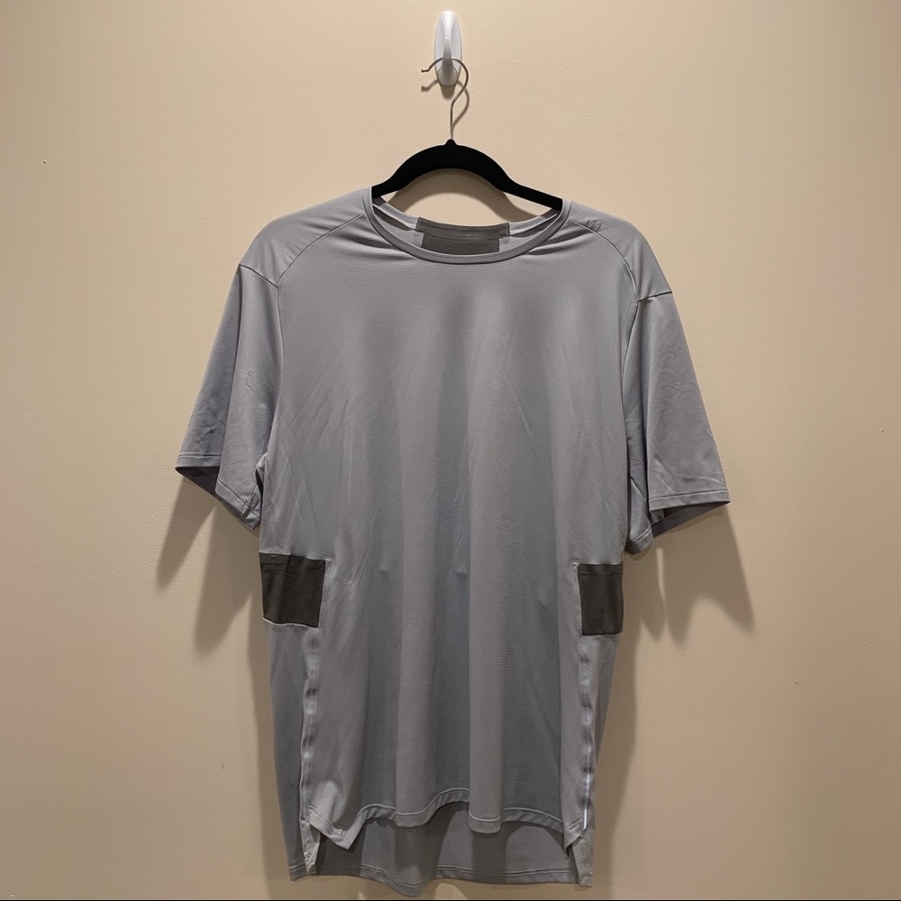 lululemon men’s gray duo-tone gray ss tshirt